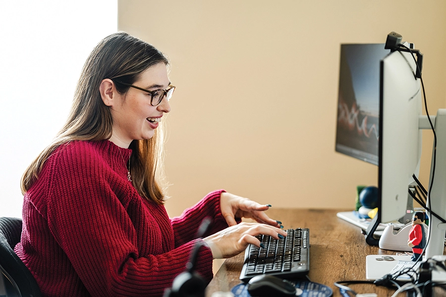 Lifelong Charlottean Rebecca Combs using a computer